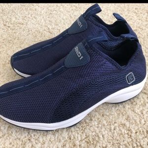 NEW Slip-on Sneakers Boys Girls Soft Navy blue Sneakers Mesh No Tie Slip-in NWOT
